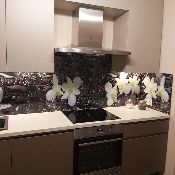 Стеклянные панели на кухнях клиентов