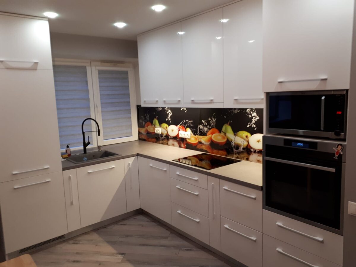 Virtuves stikla paneļa piemērs